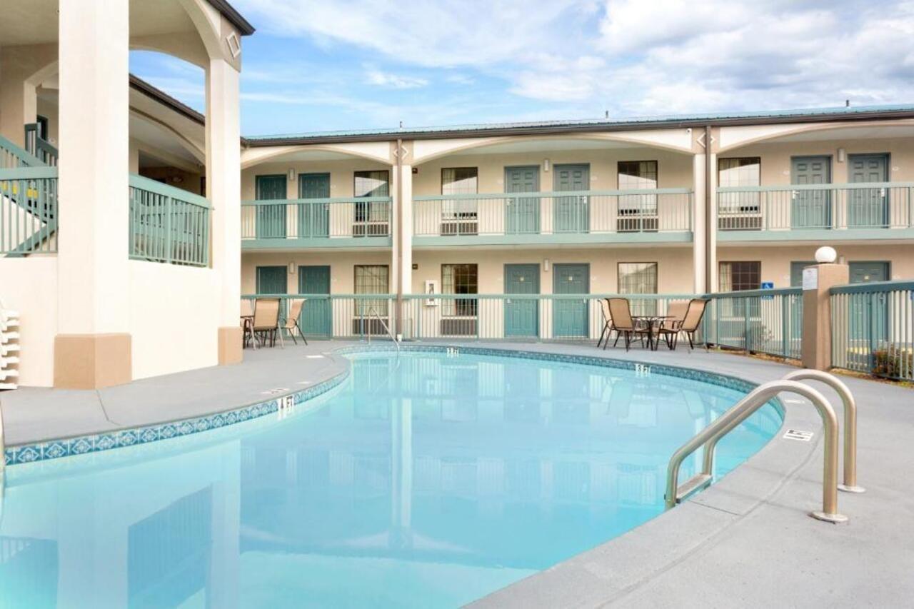 Baymont By Wyndham Gallatin Exterior photo