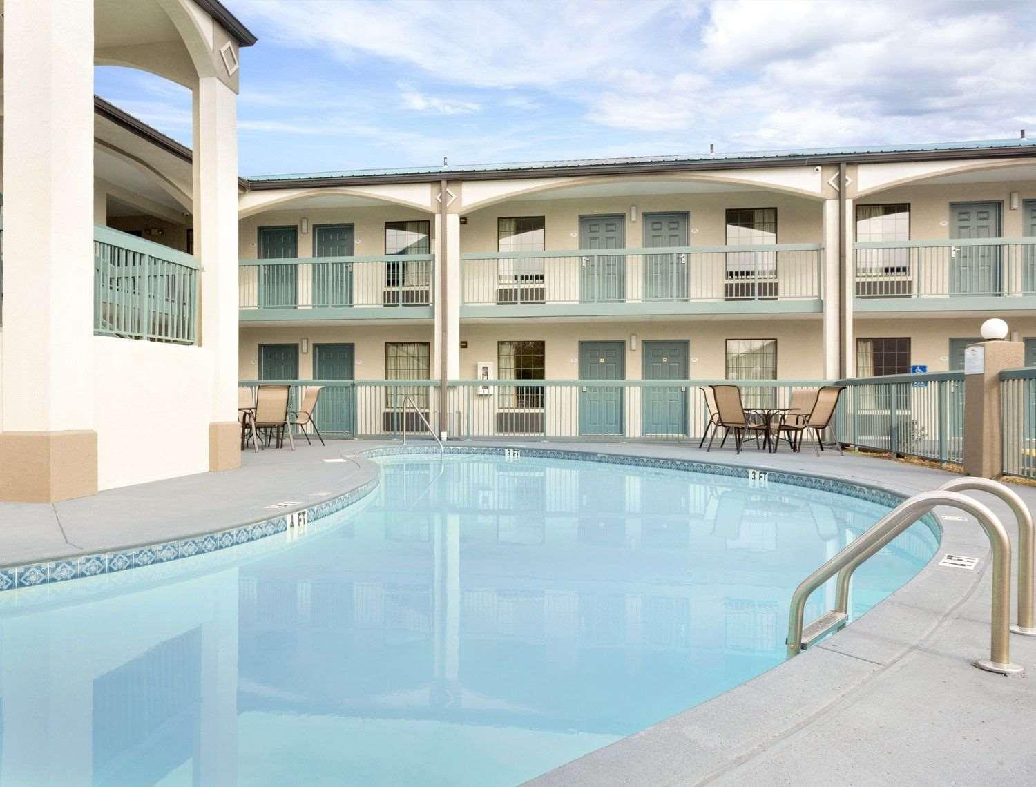 Baymont By Wyndham Gallatin Exterior photo